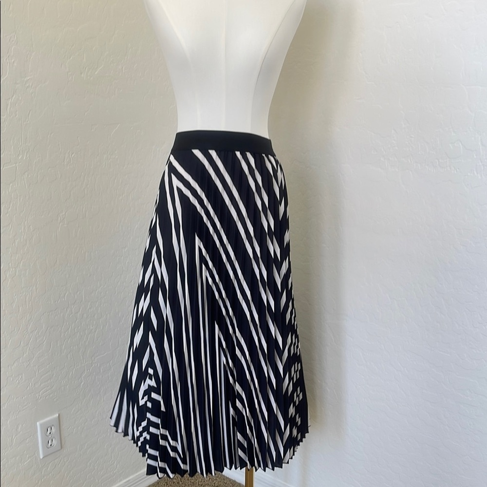 Black and White pleated Midi Skirt